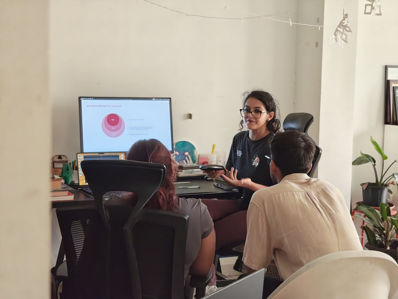 Janvi presenting the un.paused research to her studio team